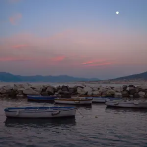 Barche al tramonto davanti al Vesuvio