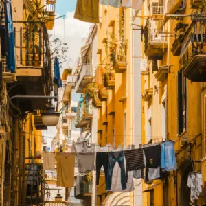 Vicolo del centro storico con i panni stesi